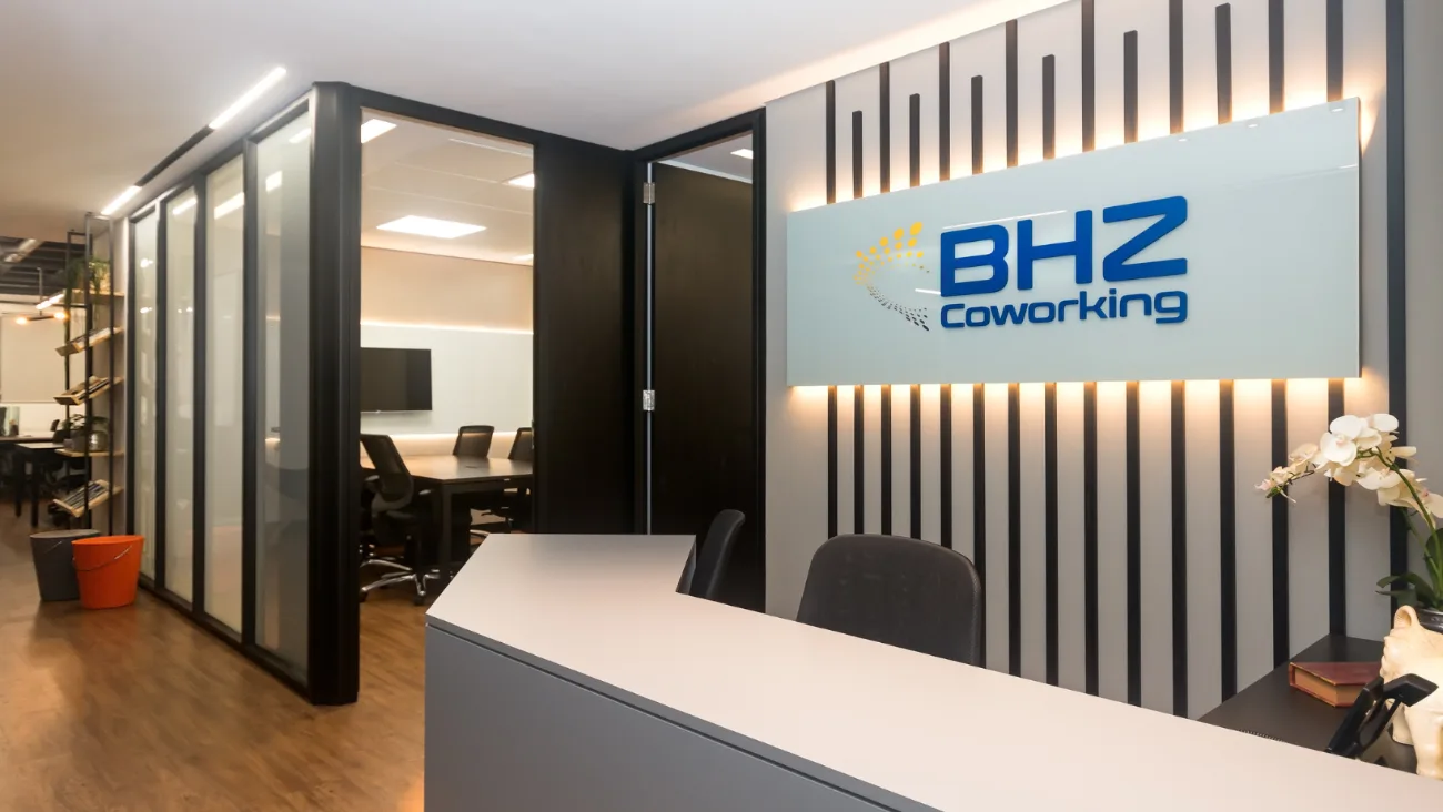 Recepção do BHZ Coworking com a marca em destaque